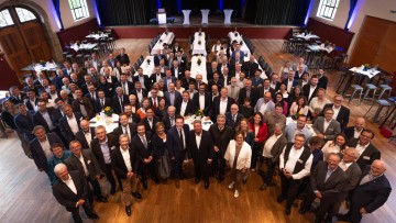 Gruppenbild aller Teilnehmer beim Abendempfang des Bayerischen Staatsministeriums für Wohnen, Bau und Verkehr anlässlich des 14. Symposiums LOGISTIK INNOVATIV 2026 an der Festhalle Hohenaschau zu Füßen des Schlosses Hohenaschau.
