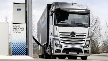 Der Brennstoffzellen-Lkw GenH2 von Daimler wird betankt. Zu sehen ist der Lkw an einer Tanksäule