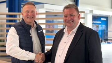Max Birle von Krone (l.) und Lutz Siegert von Platform Science besiegeln Partnerschaft per Handschlag auf der Transport Logistic
