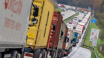 Blockabfertigung Lkw im Stau