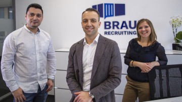 Braun Recruiting unterstützt Speditionen bei der Gewinnung von Lkw-Fahrern. Im Bild: Mitarbeiter Mikhail Laryanovskiy, Geschäftsführer Leonhard Braun und Olga Braun (von links).
