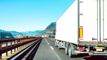 Lkw fährt auf der Brenner-Route