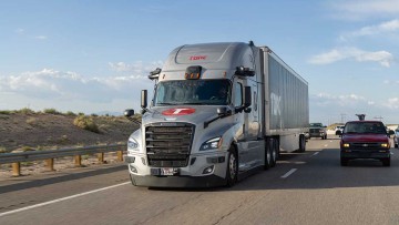 Freightliner Cascadia ist in den USA auf dem Highway unterwegs