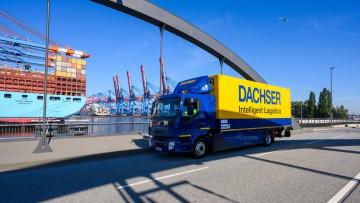 Dachser Lkw vor Hafen