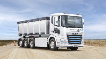 Seitenansicht eines DAF XF Electric 8x4 mit Abrollaufbau