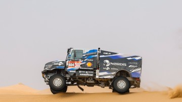 Der Iveco Torpedo Hauber von Dakar-Sieger Zala pflügt durch die Wüste. Zwei Räder haben die Bodenhaftung verloren 