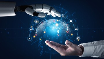 Roboterarm und menschliche Hand mit Daten-Icons symbolisieren agentische KI