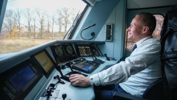  Triebfahrzeugführer von DB Fernverkehr in einer Ellok der Baureihe 101