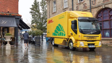 DHL E-Lkw in gelb von Volvo Trucks