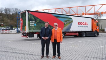 Übergabe am Rüdinger-Hauptsitz in Krautheim in der Hohenlohe. Der Test des e-optimierten Kögel Light Plus ist auf drei Monate angelegt.