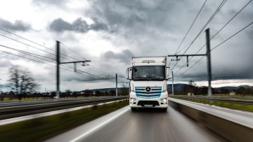 eActros auf Oberleitungs-Strecke