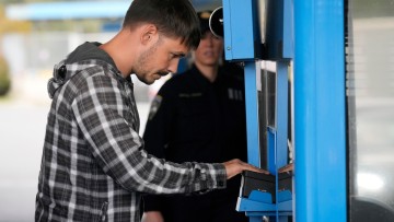 Mann bei der EES Fingerabdruckerfassung am Grenzübergang Stara Gradiska Bosnien Kroatien