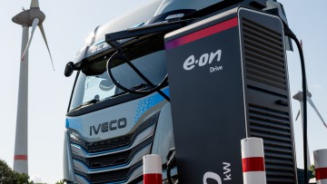 400 kW Ladeleistung: E.ON will die E-Lkw-Infrastruktur an der A7 revolutionieren