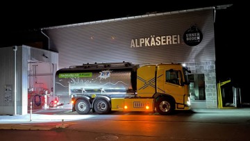 Der MID CAB Tanker 6x2R 510E bei der Milchsammlung in den frühen Morgenstunden