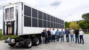 Der im Förderprojekt entwickelte evTrailer2 wurde am Ende der Projektlaufzeit in einem gemeinsamen Abschlusstreffen beim Unternehmen CuroCon im Konsortium präsentiert. Auf dem Bild zu sehen ist der Trailer mit Solarpaneelen auf den Seitenflächen und daneb
