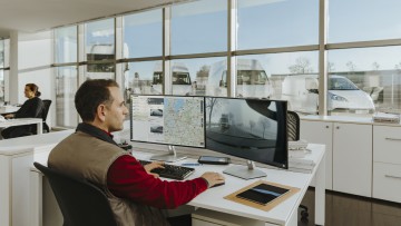 Flottenmanager vor KI-gestützter Videotelematik von Webfleet