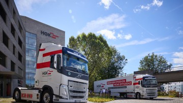 HGK Logistics and Intermodal nahm vor der HGK-Zentrale in Köln am Freitag zwei batterieelektrische 40-Tonner-Sattelzugmaschinen offiziell in Betrieb