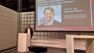 Professor Johannes Fottner auf der Bühne des Materialfluss Kongress 2026