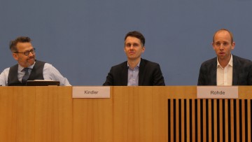 Otto Fricke, Sven-Christian Kindler und Dennis Rohde in der Bundespressekonferenz 