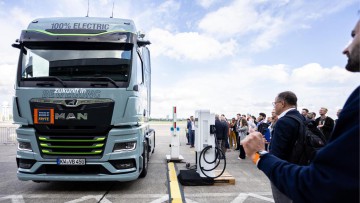 E-Lkw mit Ladestation auf der Intercharge Network Conference in Berlin Tempelhof
