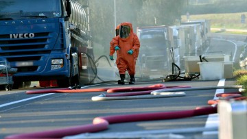 Gefahrgut-Lkw, Unfall, A24