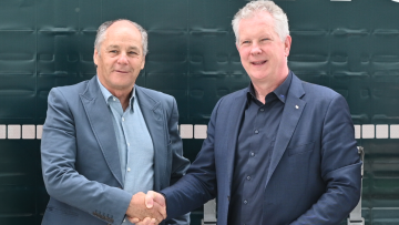 Handschlag zwischen Gerhard Berger (Hauptgesellschafter der Berger Fahrzeugtechnik) und Andreas Schmitz (Vorstandsvorsitzender der Schmitz Cargobull AG) von links