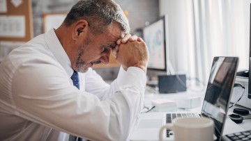 Besorgter Geschäftsmann im Büro