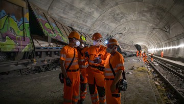 Bild der Einsatzkräfte im Gotthard-Basistunnel neben dem entgleisten Güterzug