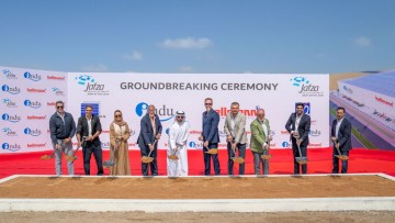 Vertreter*innen von Jafza, INDU und Hellmann Worldwide Logistics beim Spatenstich für den neuen Automotive-Logistikhub in Dubai 