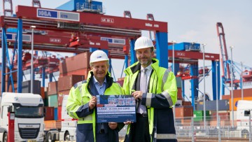 TV_ HHLA Lagerkräne Umweltsenator Jens Kerstan und Jens Hansen am Container Terminal Burchardkai