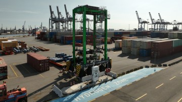 HHLA testet Wasserstoff-Van-Carrier am Container Terminal Tollerort