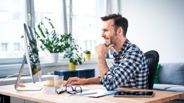 Mann am Computer im Homeoffice