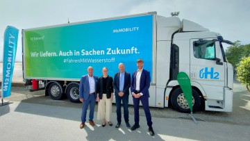 Von links : Axel Remplewski (Managing Director HOYER Global Gas Logistics),  Anna Krüger (Head of Sales Global Gas Logistics der HOYER Group),  Frank Fronzke (Geschäftsführer und COO von H2 MOBILITY) und  Eike Diercks (H2 Sourcing & Logistic Manager von H
