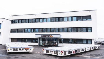 Schwerlast-Plattformtransporter SFX 40-SO auf dem Werksgelände von Hubtex