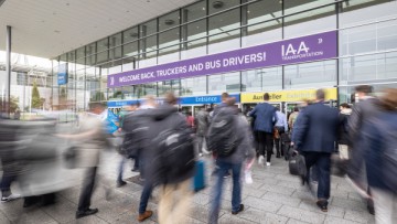 Menschen strömen auf die IAA