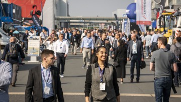 Besucher auf dem Außengelände der IAA Transportation 2024 in Hannover