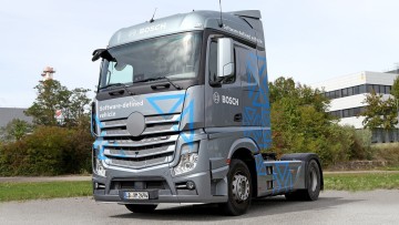 Ein Lkw an dem Bosch und seine Tochtergesellschaft ETAS E/E-Architekturen mit leistungsstarken, skalierbaren Fahrzeugrechnern sowie die zugehörigen Softwareplattformen entwickeln