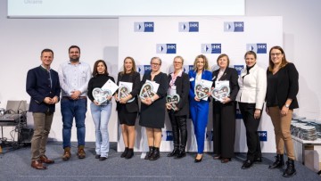 : Über 50 Fachkräfte mit ausländischen Wurzeln nahmen an der IHK-Anerkennungsfeier in der IHK-Akademie München am 14. November 2025 teil. Hier im Bild stellvertretend die erfolgreichen Antragstellerinnen für Kaufmännische Berufe aus der Landeshauptstadt M