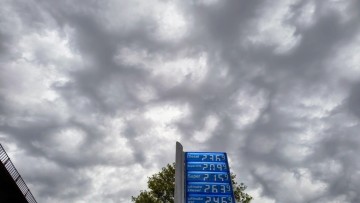 Hohe Kraftstoffpreise vor bewölktem, düsteren Himmel