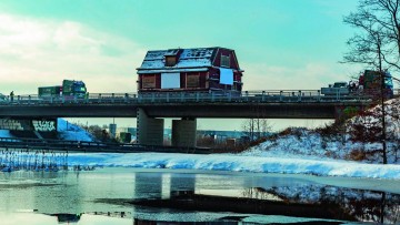 Ein Haus auf Transportwegen