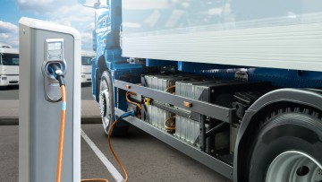 E-Lkw wird an Tankstelle aufgeladen