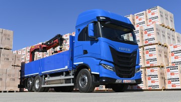 Blauer Iveco S-Way LNG mit Baupritsche und Ladekran