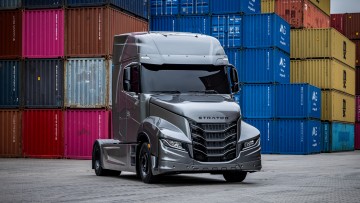 Der neue Iveco Strator steht als Solo-Sattelzugmaschine in einem Containerpark