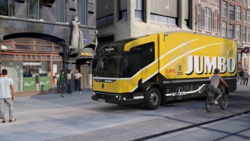 Ein gelber Elektro-Lkw der Marke Renault von Jumbo steht in einer Fußgängerzone