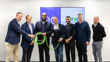 KEBA and EO feiern die Partnerschaft: Von links: Mathias Knauer (Director Market eMobility, KEBA), Richard Earl (R&D Director, EO), Mohoumud Ismail (Fleet Sales Director, EO), Darren Gardner (Country Manager UK, KEBA), Sam Arabastani (Senior Product Manag