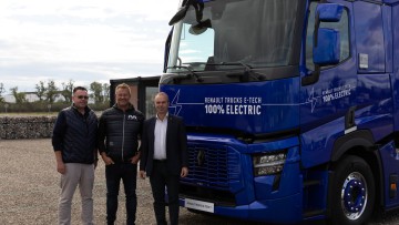 Peter Hlavac, Thomas Eberl und Christophe Deshayes besiegeln Bestellung von 100 + 1 Renault Lkw