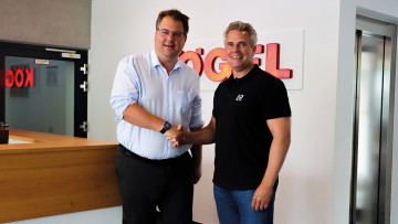 Thore Bakker, CSO Kögel Trailer (links) und Oliver Bange, VP Central Region, TIP Trailer Services (rechts)
