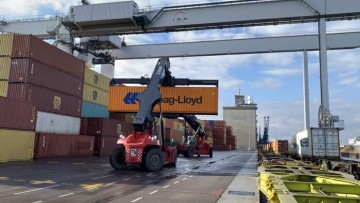 Kombiverkehr Intermodal-Zug wird beladen
