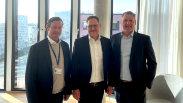 Thomas Kroyer, Philipp Lohmöller und Sven Bauer beim Signing der Übernahmen von LSL Lohmöller durch Kühne + Nagel