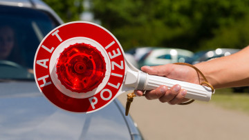 Lkw-Fahrer stoppt Autofahrer auf der Flucht